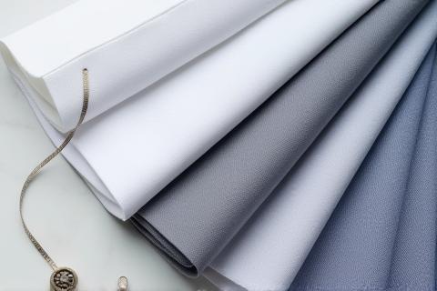 Collection d'échantillons de tissus luxueux pour chemises sur mesure chez Mode Étoile